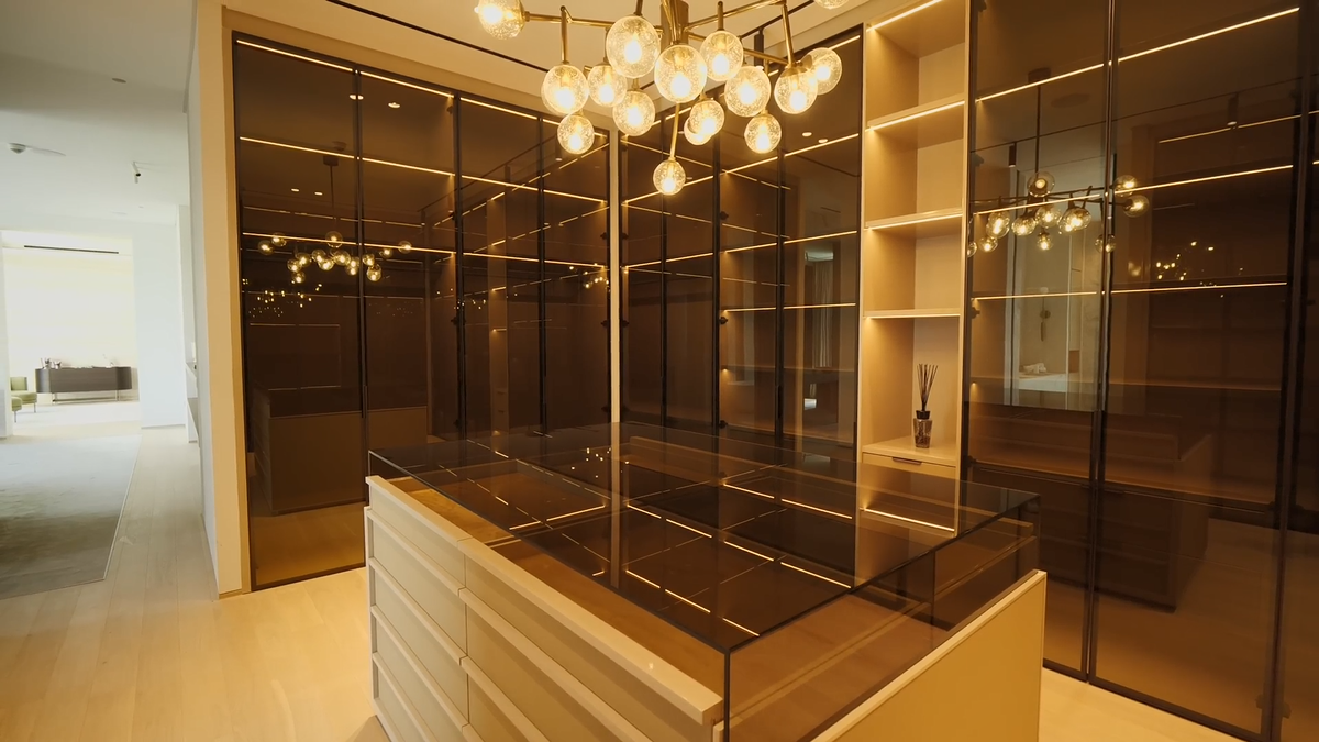 Walk-in Wardrobes for Luxury Villa