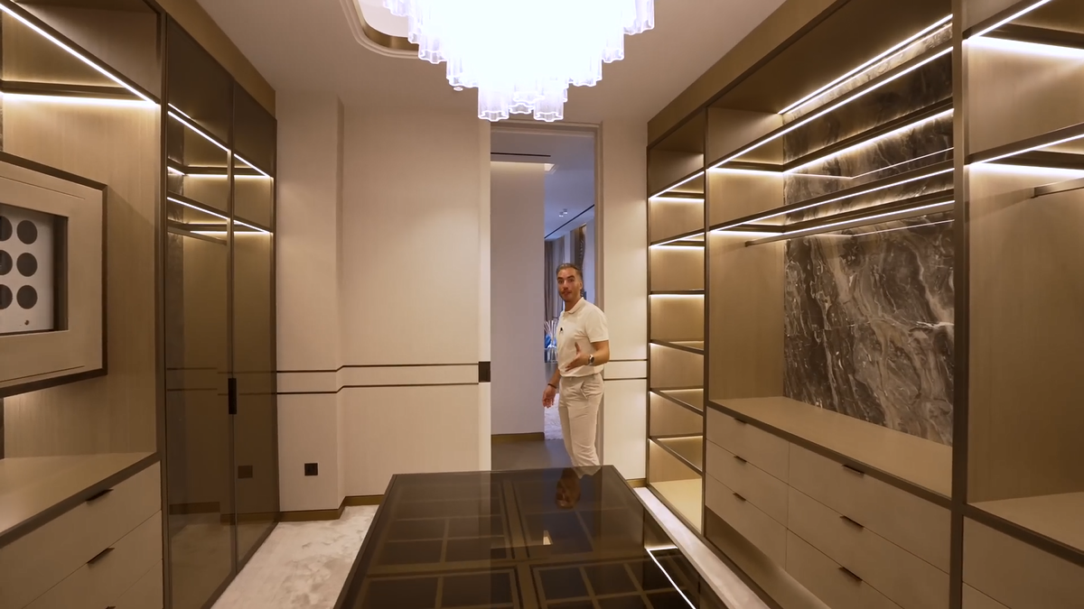 Walk-in Wardrobes for Luxury Villa